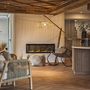 Helle Lobby des Hotel Bergrose mit modernem Design und gemütlichen Sitzgelegenheiten.