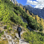 Eine Frau wandert auf einem Bergpfad in den julischen Alpen.