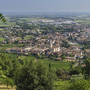 Panoramablick auf die Stadt Cormons inmitten grüner Landschaft von Monte Quarin aus.