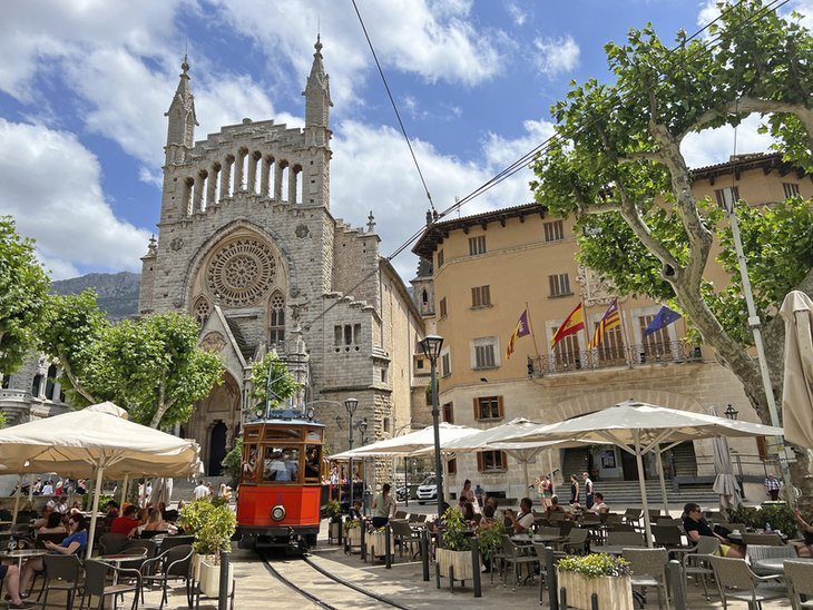 Straßenszene mit historischer Kathedrale in Sóller, Mallorca.