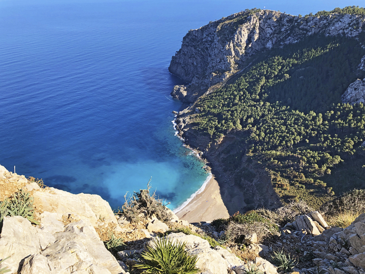Küste Mallorcas mit steilen Klippen und klarem blauem Meer.