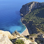 Küste Mallorcas mit steilen Klippen und klarem blauem Meer.