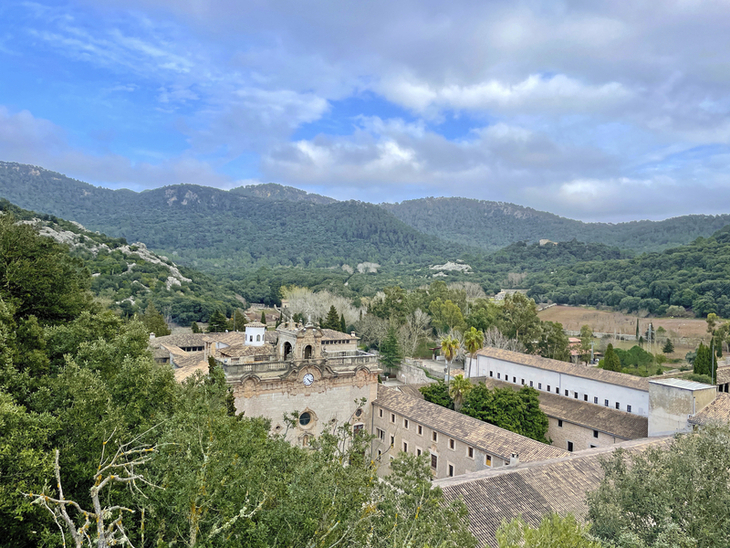 Blick auf Kloster Lluc und Tramuntana-Berge auf Mallorca aus der Vogelperspektive.