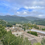 Blick auf Kloster Lluc und Tramuntana-Berge auf Mallorca aus der Vogelperspektive.