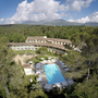 Luftaufnahme des Hotel La Vague in Saint Paul de Vence mit Pool und umliegenden Bäumen.