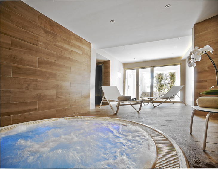 Innenbereich mit Jacuzzi und Liegestühlen im Hotel La Vague, Saint Paul de Vence.