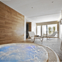 Innenbereich mit Jacuzzi und Liegestühlen im Hotel La Vague, Saint Paul de Vence.