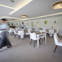 Ein elegantes Restaurant mit gedeckten Tischen und moderner Einrichtung.