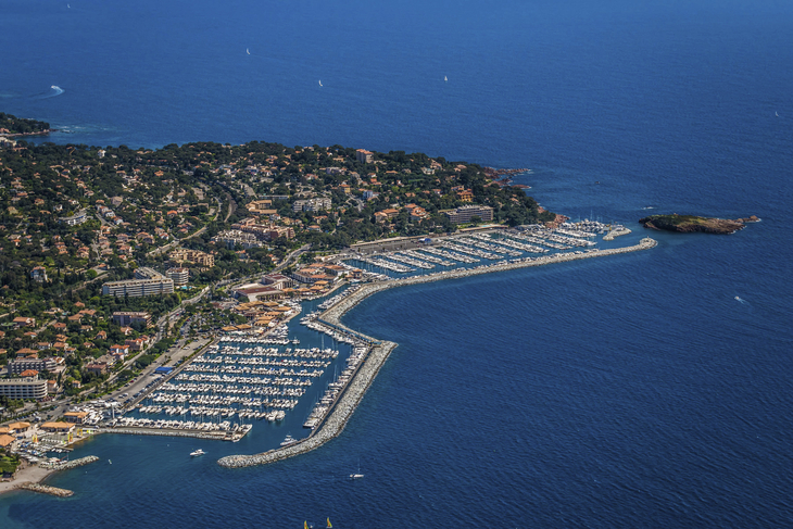 Luftaufnahme eines Yachthafens in Saint-Raphaël am Mittelmeer.