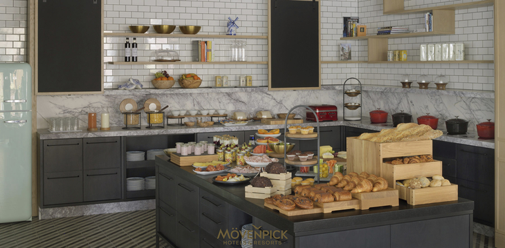 Buffet mit diversen Speisen und Broten im Mövenpick Hotel Den Haag