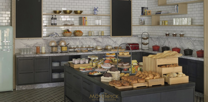 Frühstücksbuffet im Mövenpick Hotel Den Haag mit Gebäck und Aufschnitt.