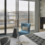 Hotelzimmer mit Doppelbett, Sitzbereich und Fenster mit Stadtblick.