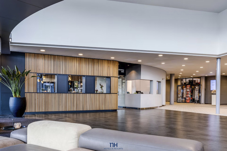 Lobby mit modernen Möbeln und Empfangsbereich in einem Konferenzzentrum.