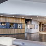 Lobby mit modernen Möbeln und Empfangsbereich in einem Konferenzzentrum.