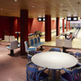 Bowlingbahn mit mehreren Bahnen und leeren Sitzbereichen.