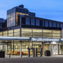 Eingangsbereich des NH Leeuwenhorst Konferenzzentrums in Noordwijk bei Abenddämmerung.