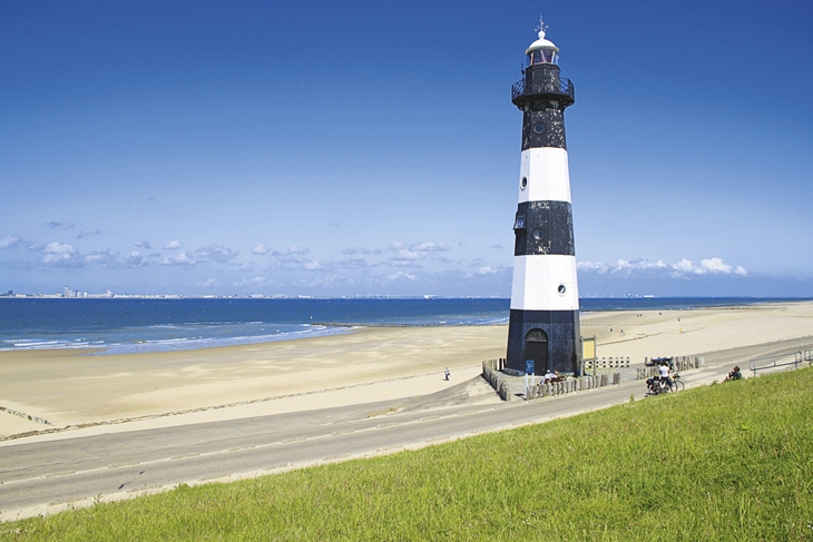 Leuchtturm am Strand von Breskens, Niederlande, an einem sonnigen Tag.