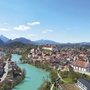 Luftaufnahme von Füssen im Allgäu mit Lech und Bergen im Hintergrund.