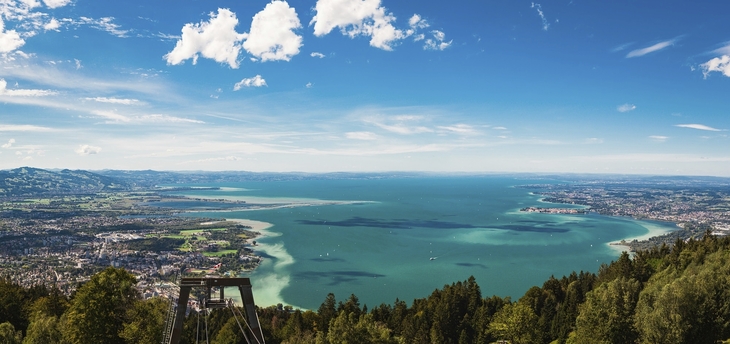 Blick vom Pfänder auf den Bodensee an einem klaren Tag.