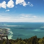 Blick vom Pfänder auf den Bodensee an einem klaren Tag.