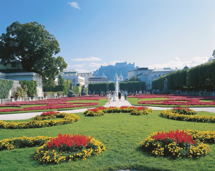 Mirabellgarten in Salzburg mit Blick auf die Festung Hohensalzburg.
