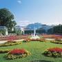Mirabellgarten in Salzburg mit Blick auf die Festung Hohensalzburg.