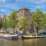 Kanal und historische Gebäude in Amsterdam bei Sonnenschein.