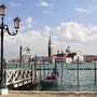 Blick auf den Dogenpalast in Venedig mit Laterne im Vordergrund.