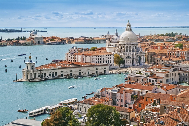 Blick auf die Basilika Santa Maria della Salute in Venedig mit Wasser und Gebäuden.