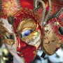 Venezianische Karnevalsmasken mit detaillierten Verzierungen und leuchtenden Farben.