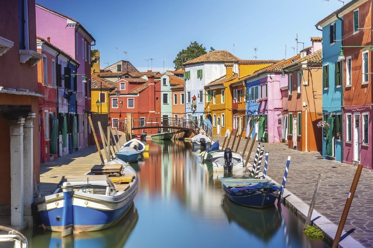 Bunte Häuser und Kanäle auf der Insel Burano, Italien.