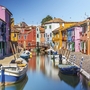 Bunte Häuser und Kanäle auf der Insel Burano, Italien.