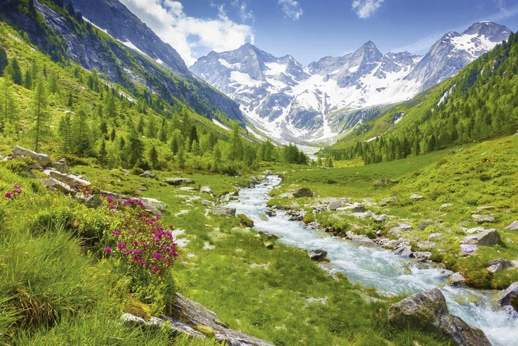 Berglandschaft mit Fluss und Gletscher in den Dolomiten.