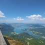 Aussicht vom Kehlsteinhaus auf Berge und Seen im Berchtesgadener Land.