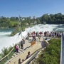 Besucher auf dem Belvedere-Weg am Rheinfall mit Blick auf das rauschende Wasser.