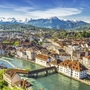 Panorama von Luzern mit Fluss, Altstadt und Bergen im Hintergrund
