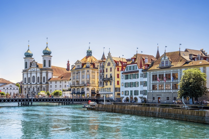 Historische Gebäude am Vierwaldstättersee in Luzern bei sonnigem Wetter.