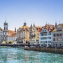 Historische Gebäude am Vierwaldstättersee in Luzern bei sonnigem Wetter.