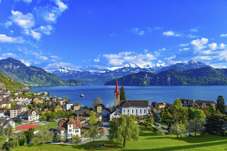 Stadtansicht von Weggis am Vierwaldstättersee mit Bergen im Hintergrund