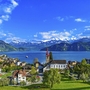 Stadtansicht von Weggis am Vierwaldstättersee mit Bergen im Hintergrund