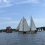 Mehrere Segelboote auf dem Wasser bei der Kieler Woche.