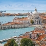 Blick auf die Basilika Santa Maria della Salute in Venedig mit Wasser und Gebäuden.
