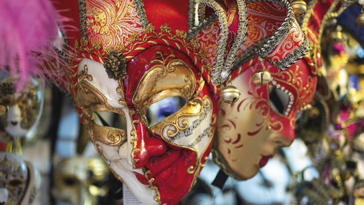 Venezianische Karnevalsmasken mit detaillierten Verzierungen und leuchtenden Farben.