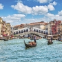 Rialtobrücke in Venedig über den Canal Grande mit Gondeln.