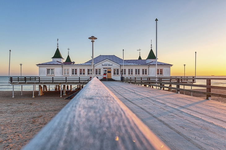 Ahlbecker Seebrücke auf Usedom bei Sonnenuntergang.