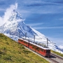 Zug vor dem Matterhorn auf dem Weg zum Gornergrat in Zermatt, Schweiz.