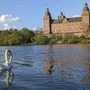 Schloss Johannisburg in Aschaffenburg mit einem Schwan im Vordergrund.