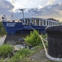 Kreuzfahrtschiff Casanova am Flussufer festgemacht, im Hintergrund bewölkter Himmel.