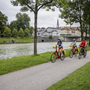 Radfahrer entlang der Isar in Bad Tölz auf einer Fahrradreise.