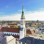 Luftaufnahme der Kirche St. Peter in der Münchner Innenstadt bei klarem Wetter.